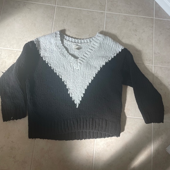 BLACK AND WHITE KNIT SWEATER! - Picture 2 of 5